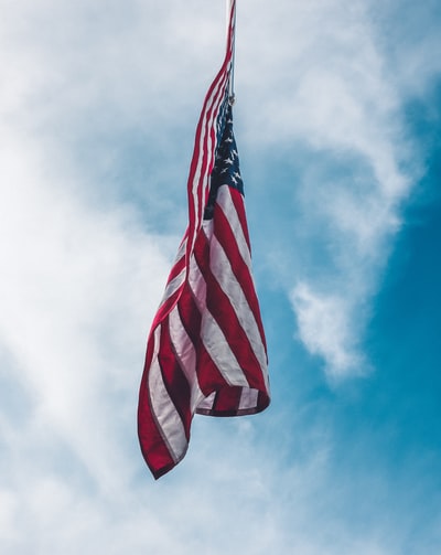 白云下飘扬的美国国旗